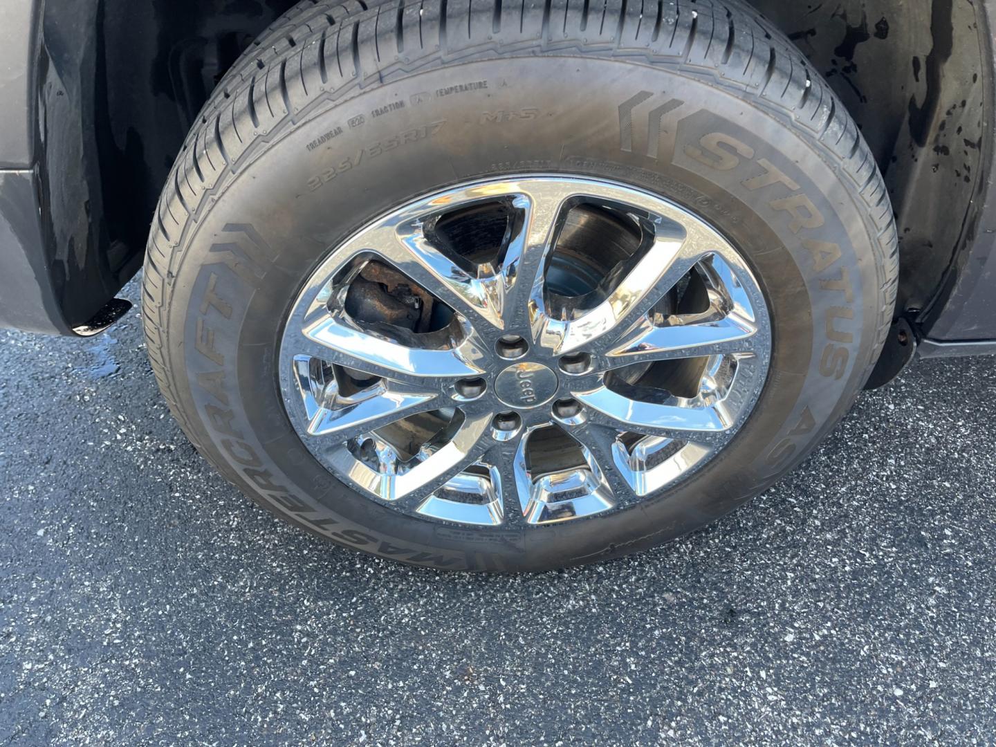 2016 Blue /Black Jeep Cherokee Latitude 4WD (1C4PJMCS1GW) with an 3.2L V6 DOHC 24V engine, 9-Speed Automatic transmission, located at 11115 Chardon Rd. , Chardon, OH, 44024, (440) 214-9705, 41.580246, -81.241943 - Photo#16